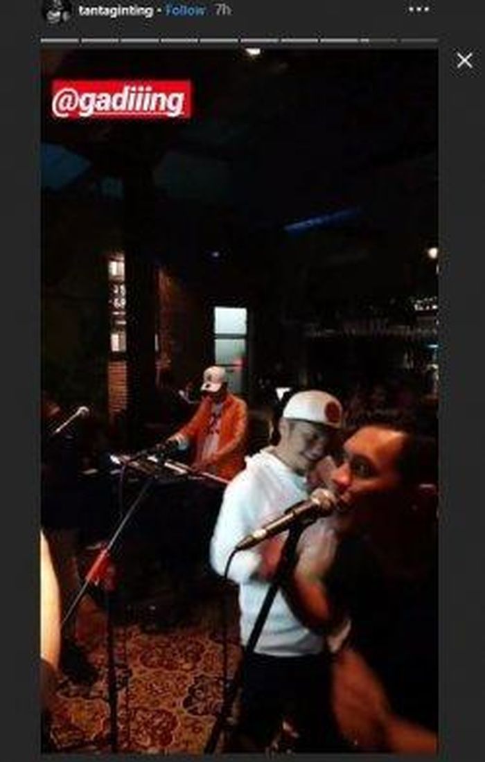 Enggak Nyangka! Ternyata Ini yang Dilakukan Gisella Anastasia Saat Gading Marten Nyanyi Sampai Nangis Di Cafe
