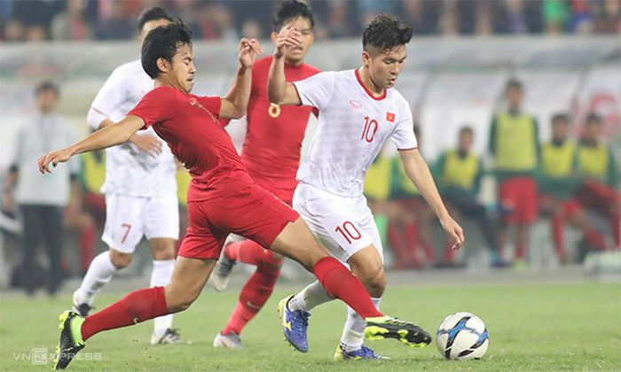 Pemain timnas U-23 Indonesia, Luthfi Kamal (kiri), berebut bola dengan pemain Vietnam pada laga kedua Kualifikasi Piala Asia U-23 2020, Minggu (24/3/2019).