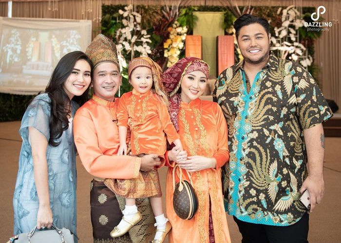 Penampilan Ayu Ting Ting dan Ivan Gunawan tampak serasi di acara 7 bulanan Sarwendah