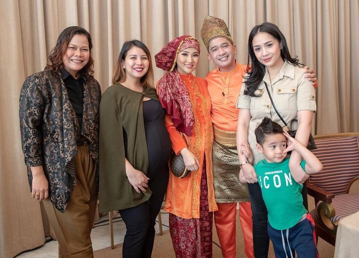 Penampilan sederhana <a href='https://bogor.tribunnews.com/tag/nagita-slavina' title='Nagita Slavina'>Nagita Slavina</a> di acara 7 bulanan <a href='https://bogor.tribunnews.com/tag/sarwendah' title='Sarwendah'>Sarwendah</a>