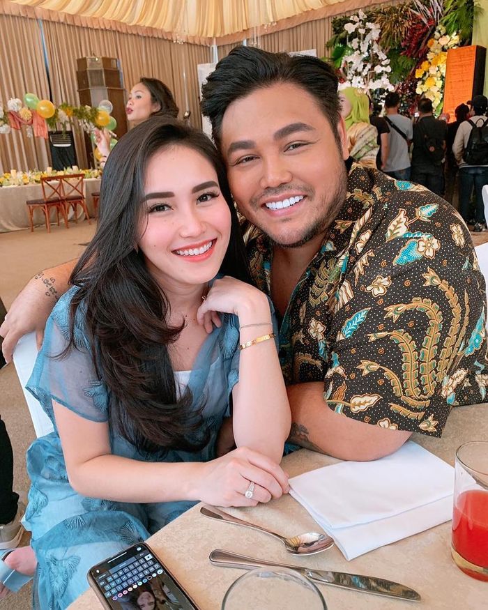Makeup Ayu Ting Ting di acara 7 bulanan Sarwendah.
