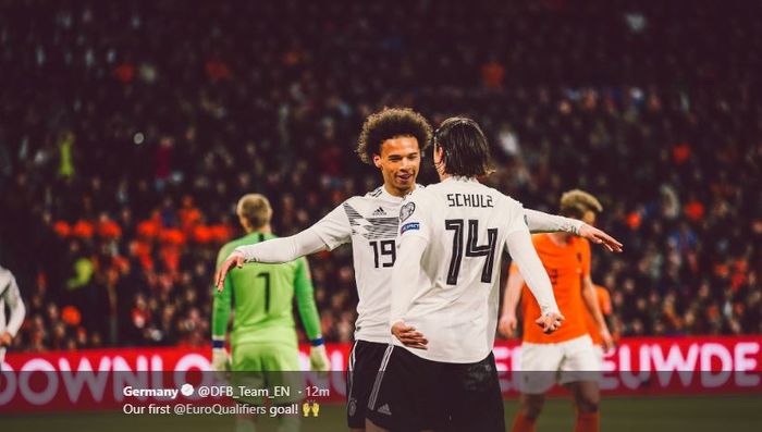 Penyerang timnas Jerman, Leroy Sane, merayakan golnya bersama Nico Schulz dalam laga Grup C Kualifikasi Piala Eropa 2020 melawan timnas Belanda di Stadion Cruijff ArenA, Minggu (24/3/2019).