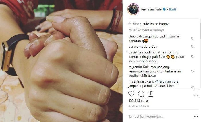 Sule sempat memamerkan momen saat ia menggenggam tangan seorang wanita.