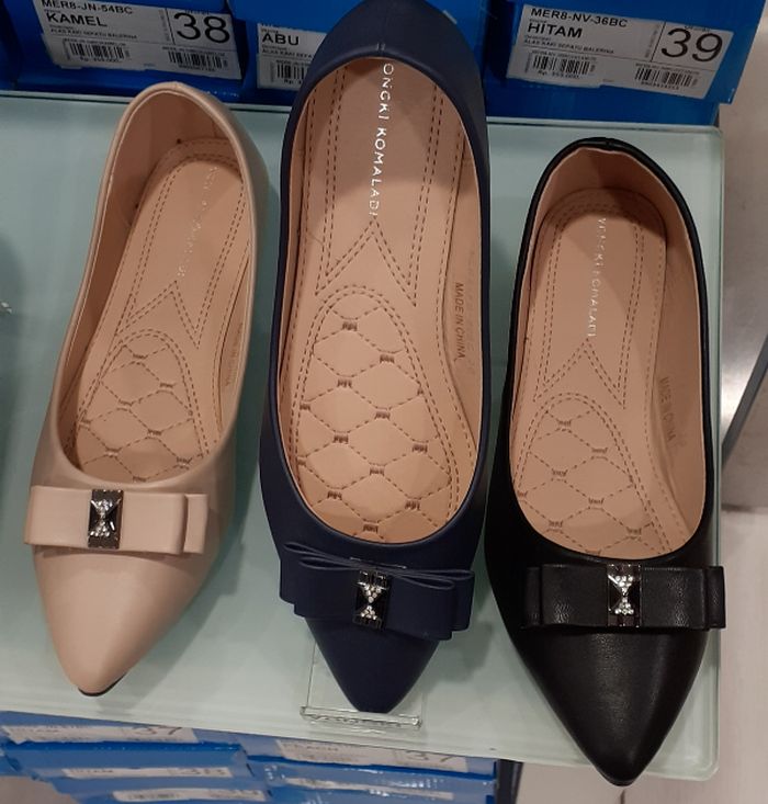 Keren Abis 8 Koleksi  Terbaru Flat Shoes  Yongki Komaladi 