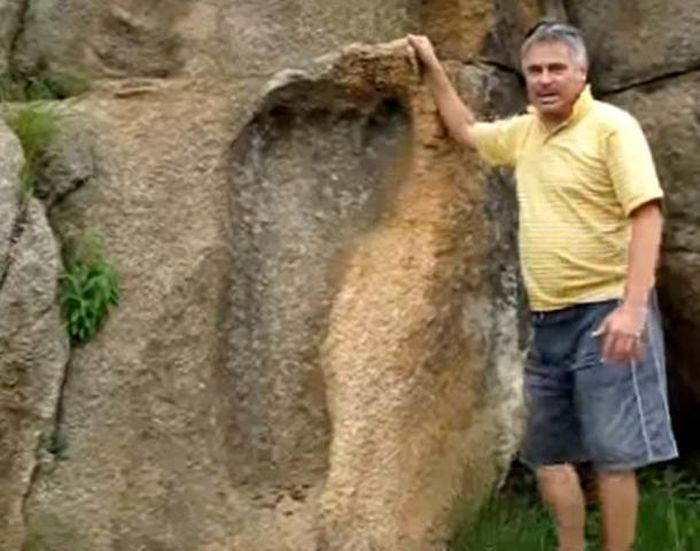 Michael Tellinger dengan jejak besar pada batu di Afrika
