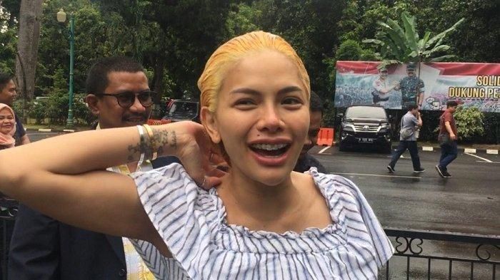Rambut <a href='https://pontianak.tribunnews.com/tag/nikita-mirzani' title='Nikita Mirzani'>Nikita Mirzani</a> masih basah saat menyambangi <a href='https://pontianak.tribunnews.com/tag/polda-metro-jaya' title='Polda Metro Jaya'>Polda Metro Jaya</a>