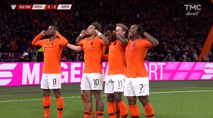 Para pemain timnas Belanda merayakan gol yang dicetak oleh Memphis Depay dalam laga Grup C Kualifikasi Piala Eropa 2020 melawan timnas Jerman di Stadion Cruijff ArenA, Minggu (24/3/2019).