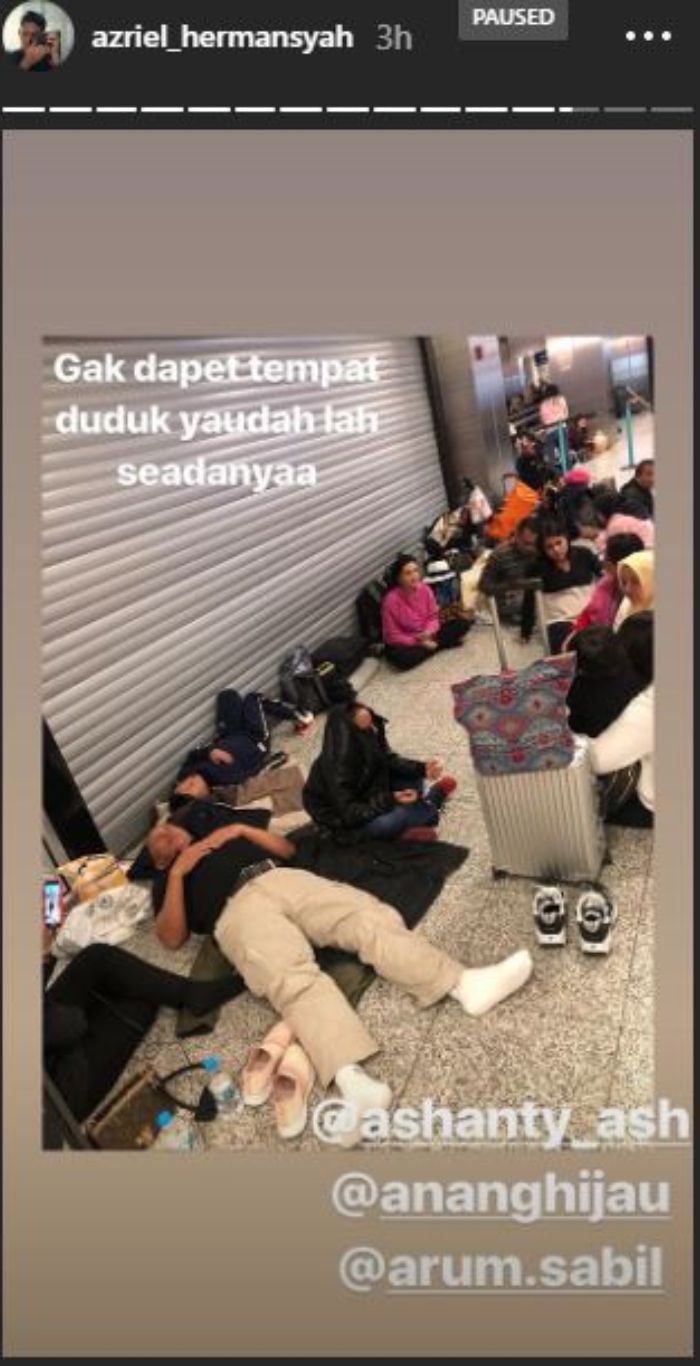 Keluarga Anang Hermansyah dan Ashanty sampai harus ngemper di bandara saat menunggu pesawat.
