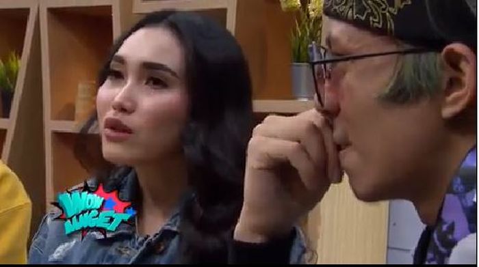 Ayu Ting Ting menangis saat mengajak putrinya, Bilqis Khumairah mencari sosok ayah bersama.