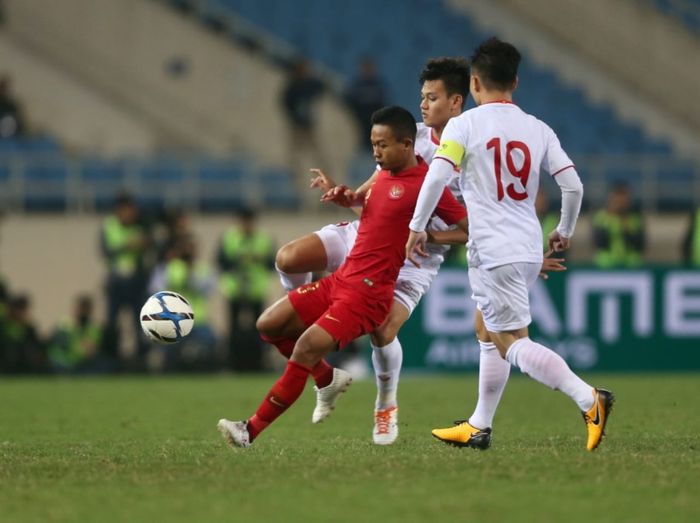 Gelandang timnas U-23 Indonesia, Sani Rizki Fauzi (tengah), berebut bola dengan dua pemain Vietnam pada laga kedua Kualifikasi Piala Asia U-23 2020, Minggu (24/3/2019).