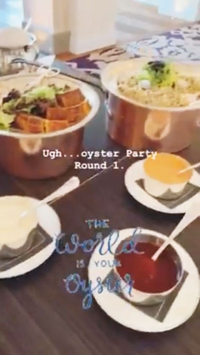 Syahrini menikmati foie gras.