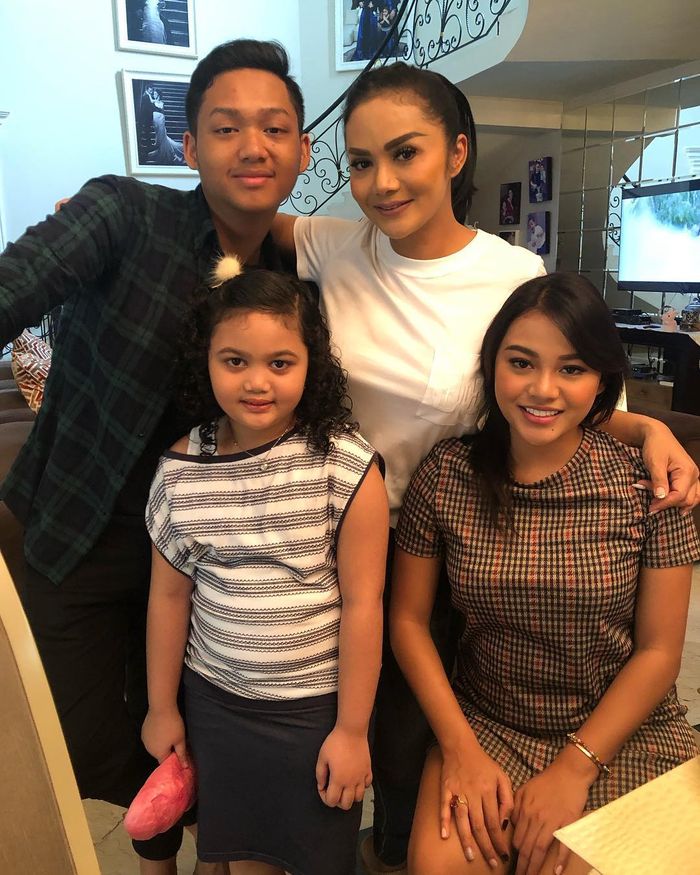 Cantiknya Aurel Hermansyah saat beri kejutan Krisdayanti