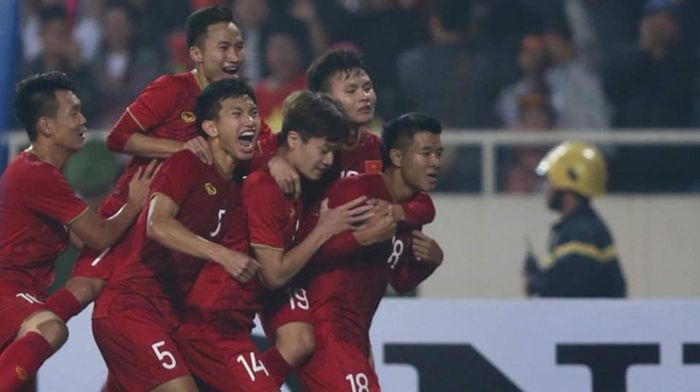 Para pemain timnas U-23 Vietnam saat selebrasi seusai mencetak gol ke gawang Thailand pada Kualifikasi Piala Asia U-23 2020 di Stadion My Dinh, Hanoi, Selasa (26/4/2019).