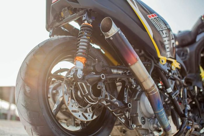 Bagian swing arm banyak dibuang untuk mengurangi bobot