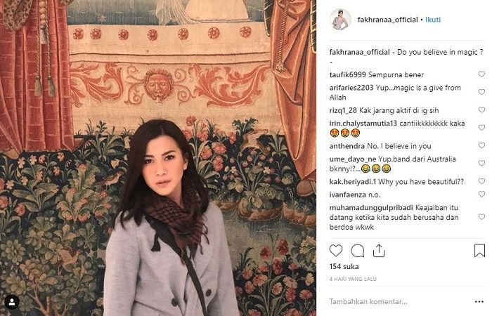 Tampilan kece Fakhrana saat berlibur