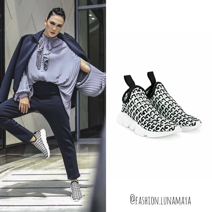 Gaya stylish Luna Maya saat kenakan sneakers Balenciaga