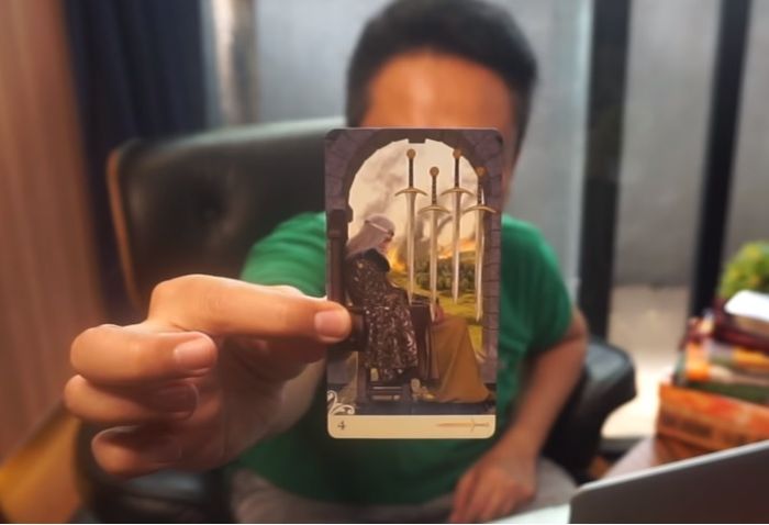 Denny Darko tunjukkan kartu Four of Sword atau Empat Pedang