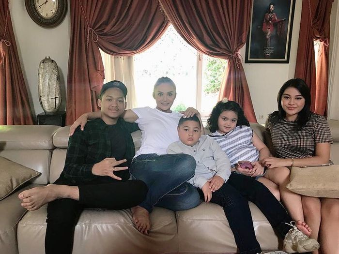 Aurel Hermansyah dan Azriel beri kejutan ulang tahun ke Krisdayanti