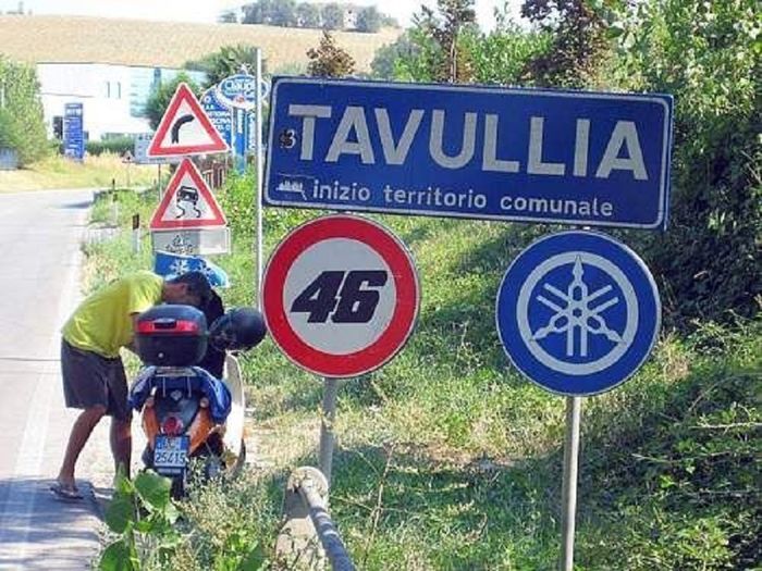 Kendaraan bermotor harus berkecepatan 46 km per jam ketika memasuki Tavullia.