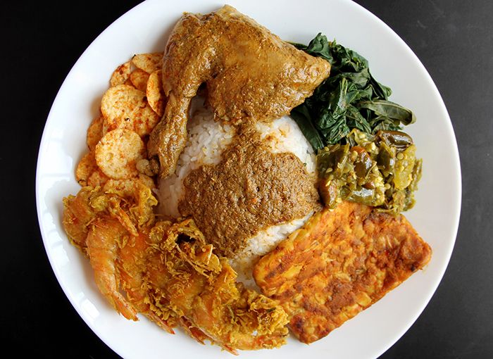Padang rice served with chicken curry - Nasi padang
