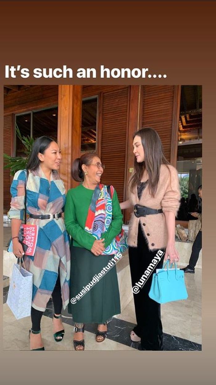 Foto Bareng Menteri Susi Pudjiastuti, Luna Maya Tenteng Tas Mewah Branded Harga Lebih dari 200 Juta Rupiah!