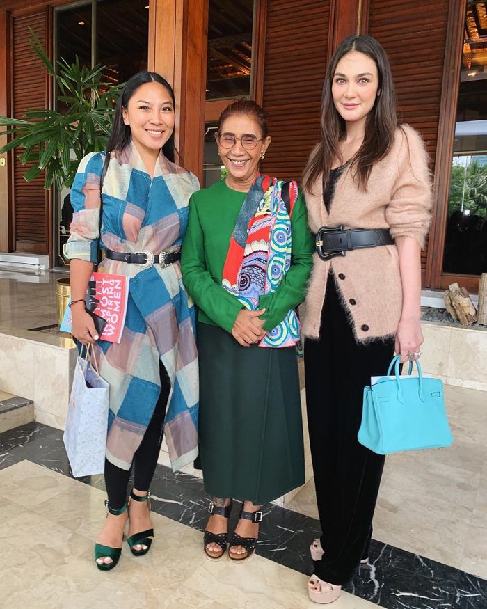 Foto Bareng Menteri Susi Pudjiastuti, Luna Maya Tenteng Tas Mewah Branded Harga Lebih dari 200 Juta Rupiah!