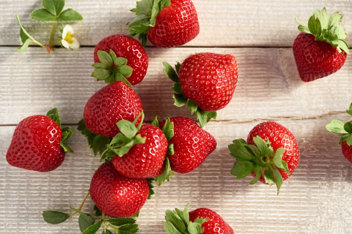 Tidak banyak yang Tahu! Ini 5 Buah-Buahan yang Mampu Membuat Kulit Sehat dari Dalam - Stroberi