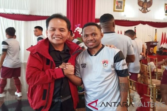 CEO Kalteng Putra, Agustiar Sabran, bersama Ferinando Pahabol (pemain Kalteng Putra).