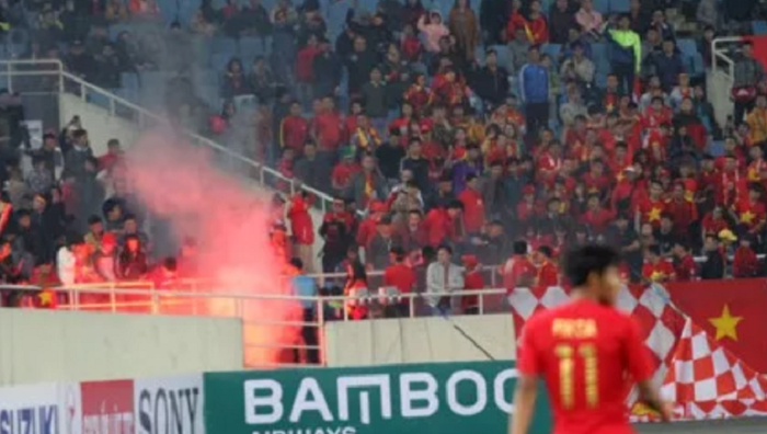 Fan Vietnam menyalakan flare saat timnya bertemu timnas U-23 Indonesia di Kualifikasi Piala Asia U-23 2020