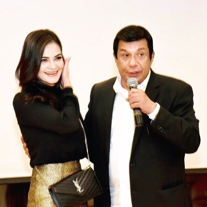 Lama Tak Terdengar Kabarnya, Cut Tari Tampil Seksi Pakai Rok Ketat dan Tas Branded Mewah