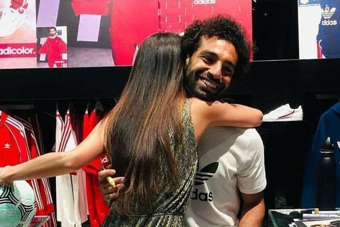 Mohamed Salah dipeluk oleh salah satu penggemar cewek ketika berlibur ke UEA.