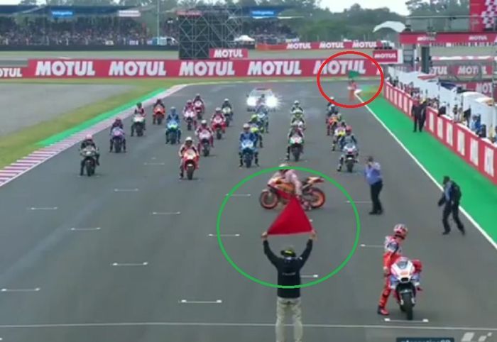 Bendera merah dan hijau sudah berkibar jelang start MotoGP Argentina saat Marc Marquez berupaya menyalakan kembali motornya.