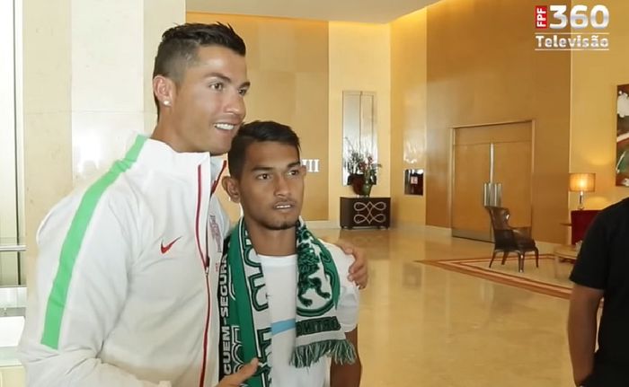 Megabintang timnas Portugal, Cristiano Ronaldo (kiri), berpose dengan Martunis.