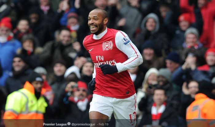 Penyerang Legendaris Arsenal, Thierry Henry, mencetak gol roket melawan Manchester United pada pekan ke-30 Liga Inggris musim 2003-2004 di Stadion Highbury.