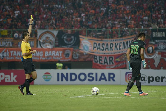Wasit Thoriq M saat memimpin jalannya pertandingan antara Persija Jakarta melawan Kalteng Putra dalam laga 8 besar Piala Presiden 2019 di Stadion Patriot, Bekasi, Jawa Barat (28/3/2019) Kalteng Putra menang dengan skor 4-5 melalui adu pinalti.