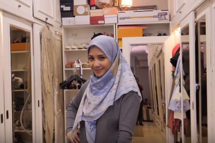 Penampilan cantik Gigi kenakan hijab biru pastel