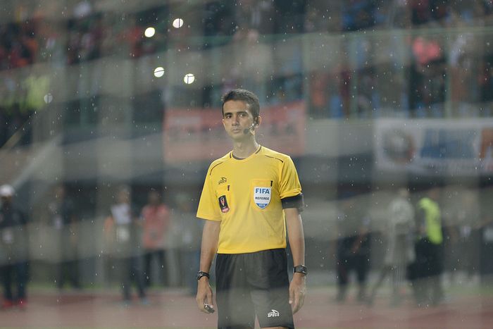 Wasit Thoriq Alkatiri saat memimpin jalannya pertandingan antara Persija Jakarta melawan Kalteng Putra dalam laga 8 besar Piala Presiden 2019 di Stadion Patriot, Bekasi, Jawa Barat (28/3/2019) Kalteng Putra menang melalui adu penalti.