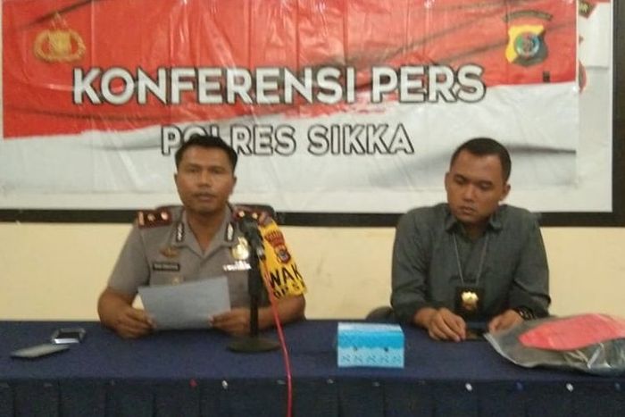 Wakapolres Sikka Kompol Iwan Iswayudi yang didampingi Kasat Reskrim AKP Heffri Dwi Iramwan dalam konferensi pers, Selasa (26/3/2019).