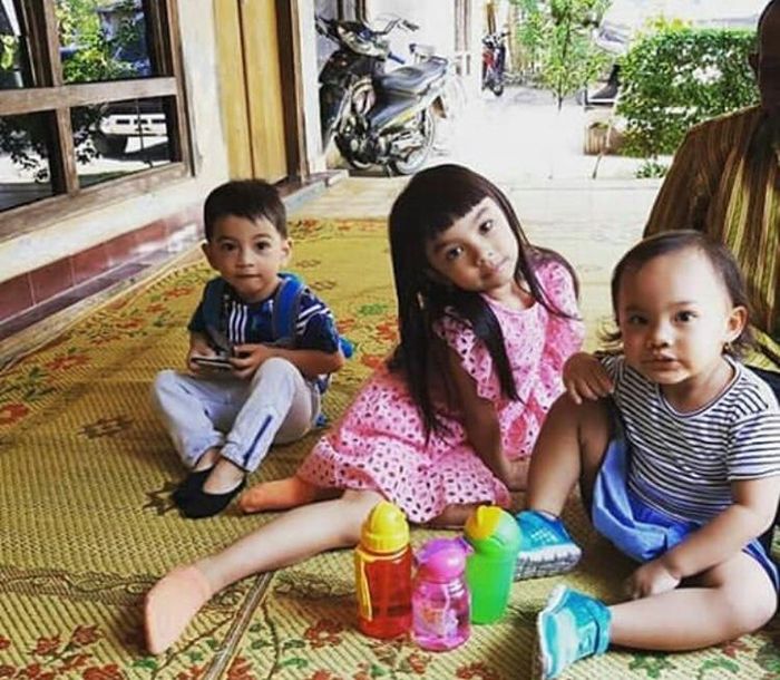 Jan Ethes ngemper di teras bersama sepupunya.