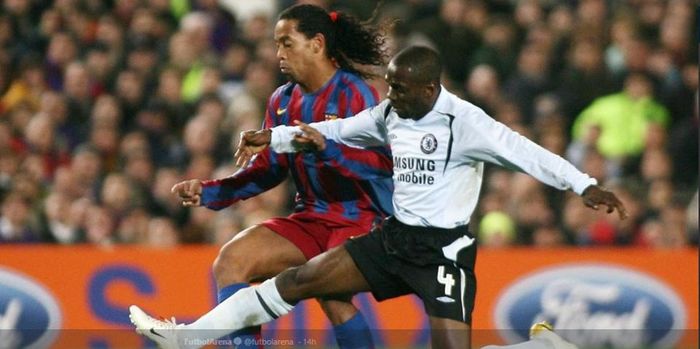 Eks gelandang Chelsea, Claude Makelele, berjibaku dengan legenda FC Barcelona, Ronaldinho.
