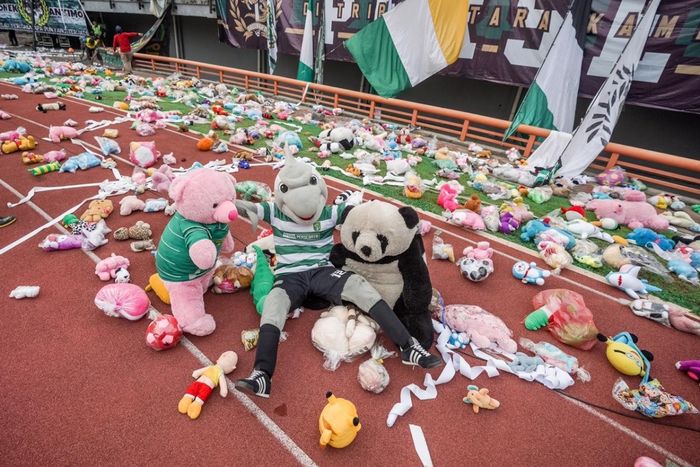 Ribuan boneka berserakan setelah bonek melemparkannya dari tribun Stadion Gelora Bung Tomo, Jumat (29/3/2019) usai Persebaya Surabaya memenangkan pertandingan lawan PS Tira Persikabo