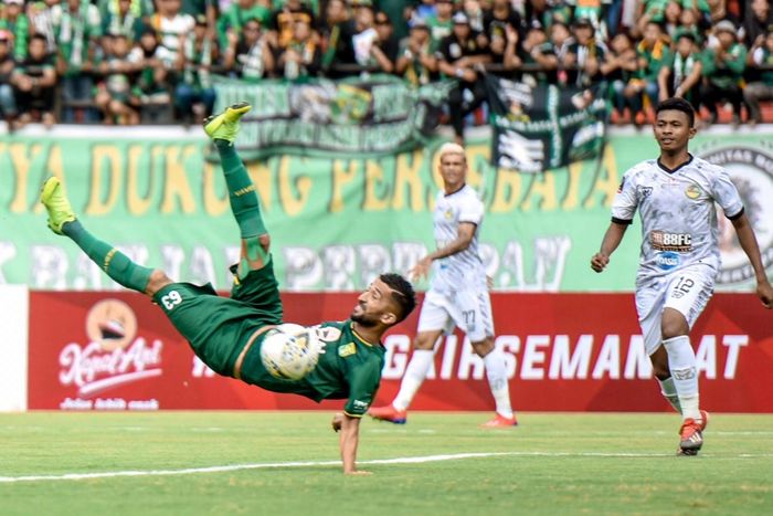 Tendangan salto Manuchekhr Dzhalilov membawa Persebaya unggul atas PS Tira-Persikabo pada menit ke-2 di Stadion Gelora Bung Tomo, Kamis (29/3/2019) sore.