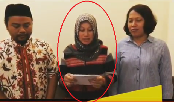 Wati membacakan permohonan maafnya.