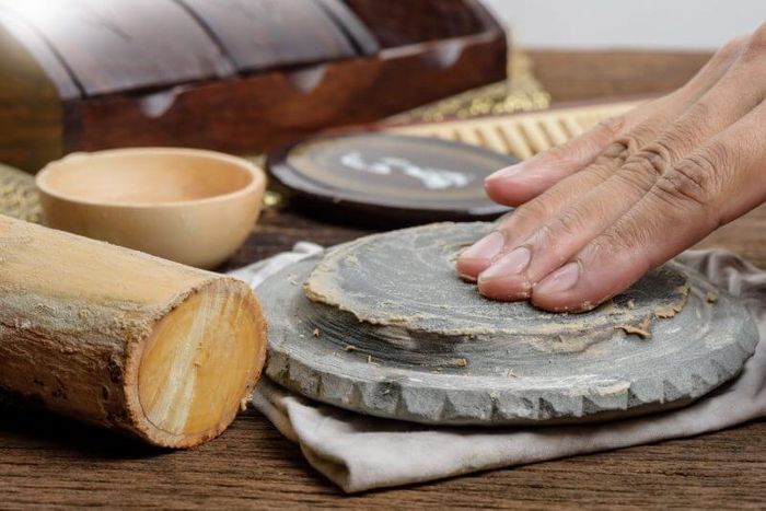 pembuatan bedak Thanaka