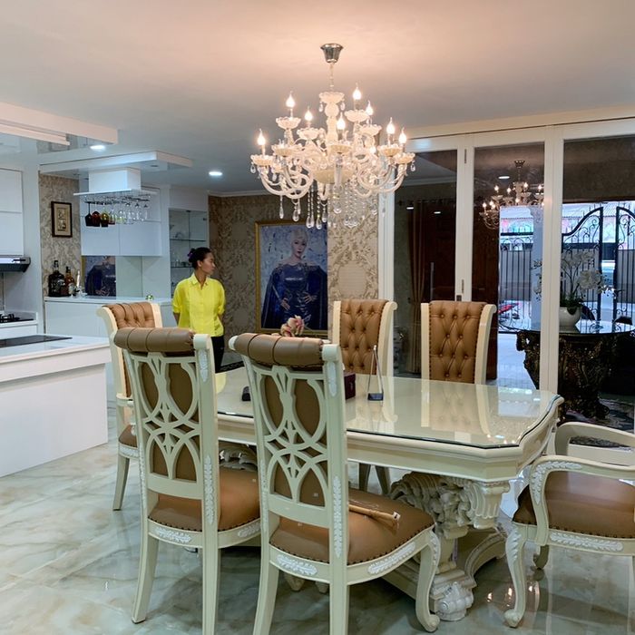 Ruang makan di rumah mewah Inul