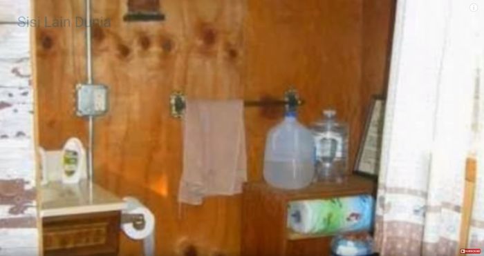 Jamban atau toilet tengah hutan yang bagian dalamnya mengejutkan.