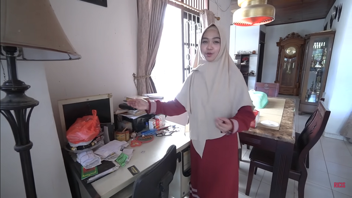 Meja komputer tempat Ria Ricis main Facebook semasa kecil di Batam