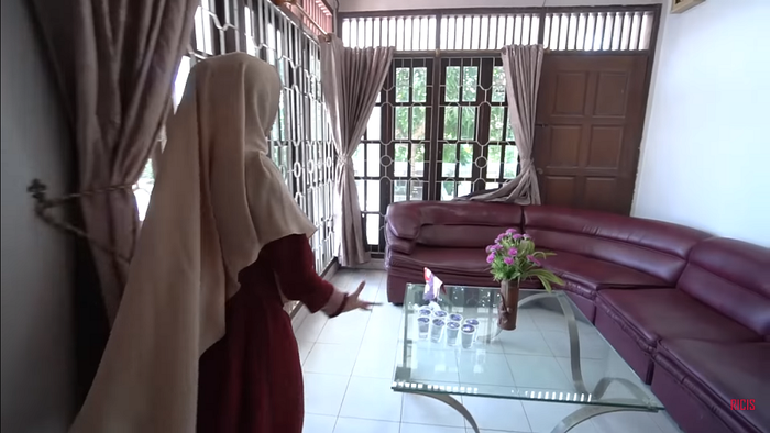 Ruang tamu rumah masa kecil Ria Ricis di Batam