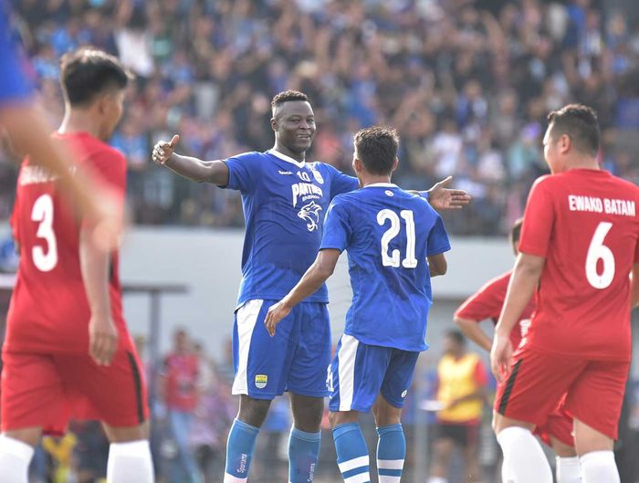 Striker Persib Bandung, Ezechiel Ndouassel, merayakan gol yang dicetak ke gawang Ewako Batam pada laga uji coba.di Stadion Citra Mas, Batam, Minggu (31/3/2019).