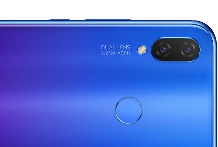 Kamera belakang Nova 3i memiliki kamera utama dengan sensor 16 MP serta kamera kedua dengan sensor 2 MP untuk depth effect. Kamera belakang ini dilengkapi pula AI Master yang mampu mengidentifikasi 22 objek.